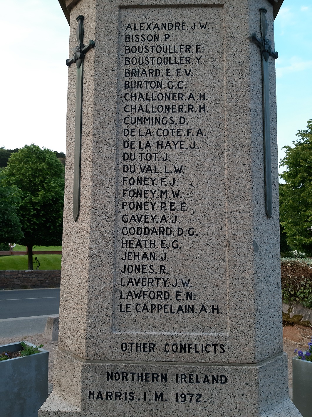 St_Brelades_War_Memorial_4
